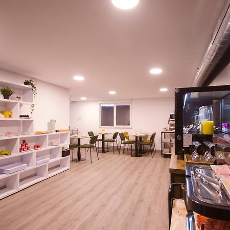 U-Hotel Dario Lugo Bagian luar foto