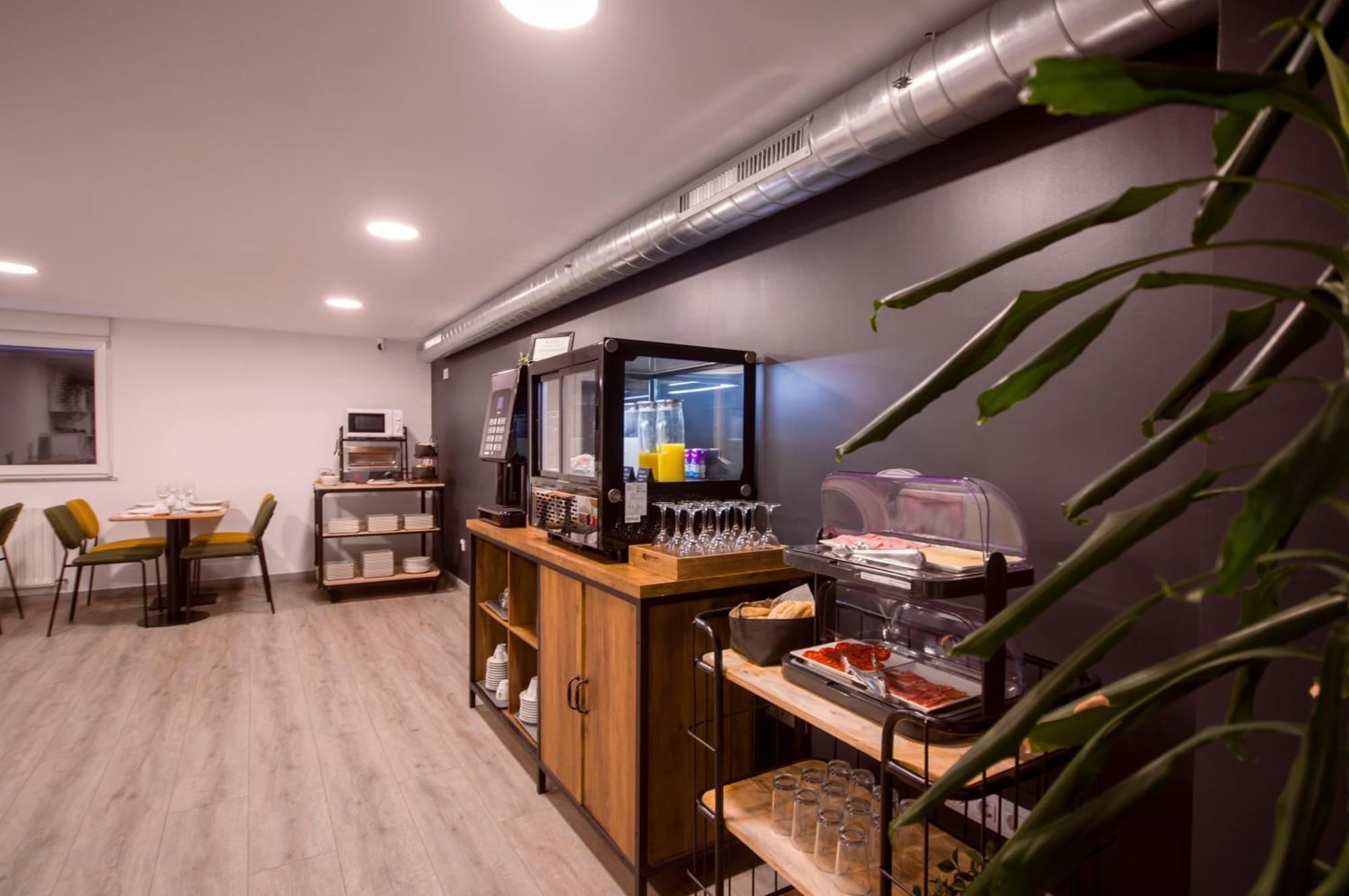 U-Hotel Dario Lugo Bagian luar foto